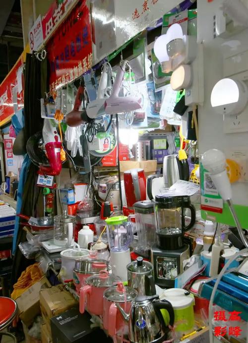 "二手货市场"底楼日用百货店铺▲"二手货市场"二楼服饰,鞋帽店铺